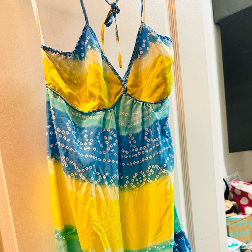 Beautiful 100% silk dress . The halter neck gives a perfect look for summer .